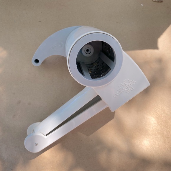 Pampered Chef Deluxe Manual Cheese Grater - Picture 1 of 2